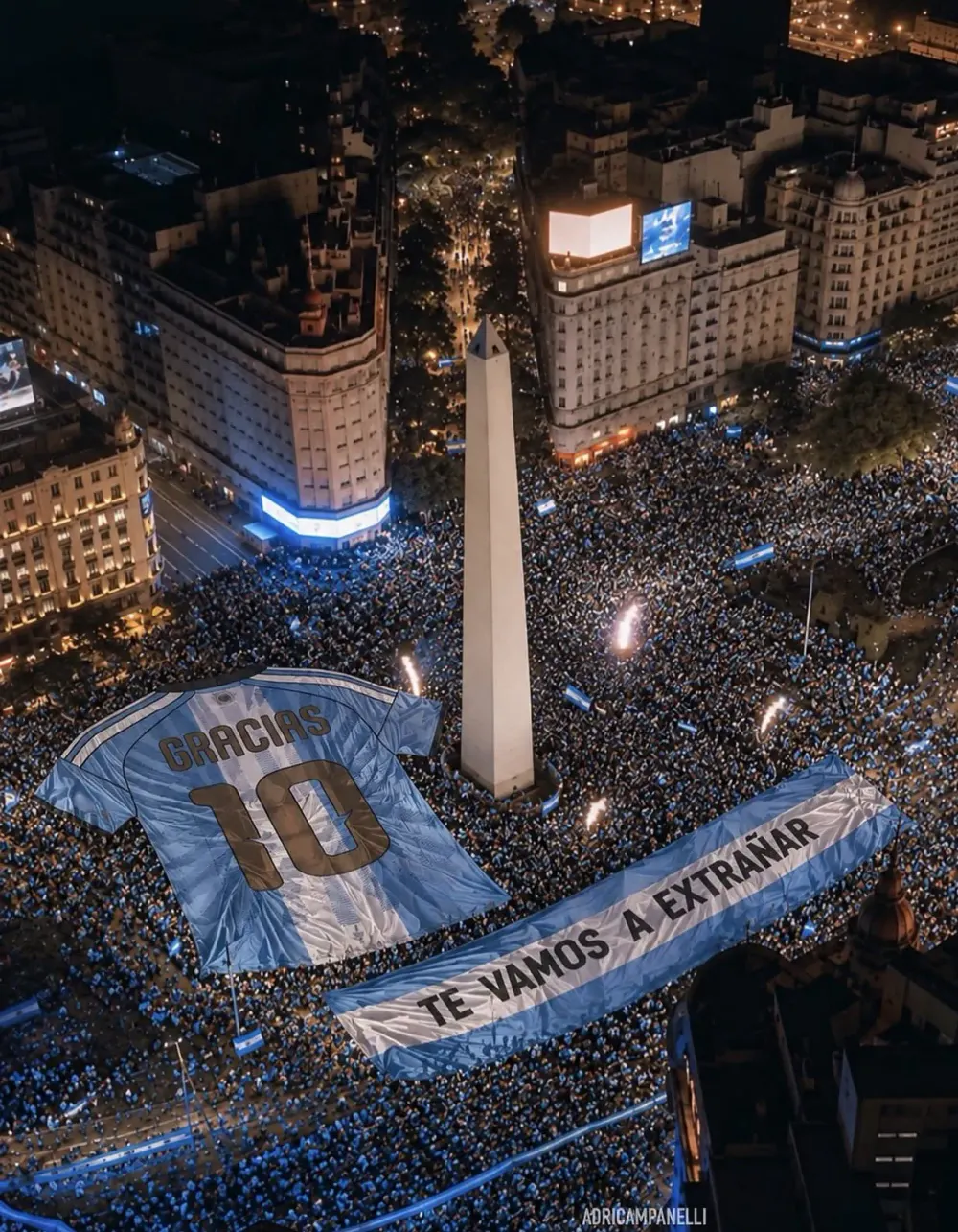 Hinchas argentinos alrededor del Obelisco con una camiseta GRACIAS 10 y la bandera TE VAMOS A EXTRAÑAR